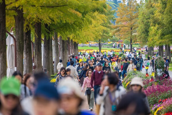 순천만국가정원이 관람객들로 붐비고 있다 / 사진 = 순천시