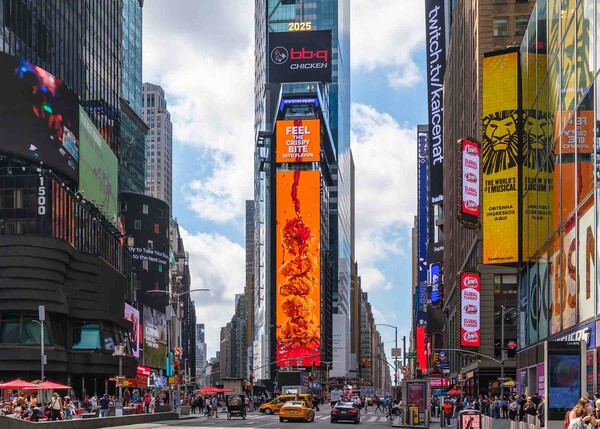BBQ가 뉴욕 타임스스퀘어(Times Square) 정중앙에 위치한 ‘원 타임스스퀘어(One Times Square)’ 전광판에 브랜드 광고를 송출한다 / 사진=제너시스BBQ 
