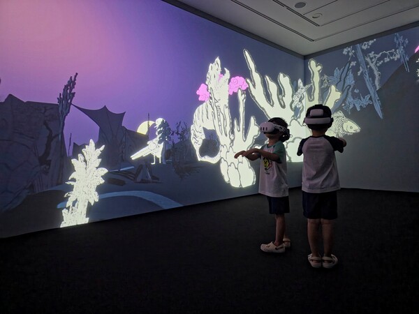 전남국제수묵비엔날레-VR하는 아이들 모습 / 사진=전라남도
