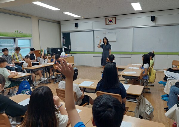 지난 17일 함평초등학교에서 열린 ‘경험과 연결하여 시의 의미 구성하기’수업에서 학생들이 학습활동에 참여하고 있다. / 사진=전남교육청