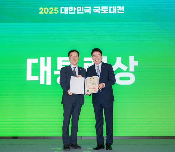 노관규 순천시장이 18일 서울 콘래드호텔에서 열린 ‘2025 대한민국 국토대전’ 시상식에서 순천시의 대통령상 수상을 기념해 김윤덕 국토교통부 장관과 기념사진을 촬영하고 있다 / 사진=순천시