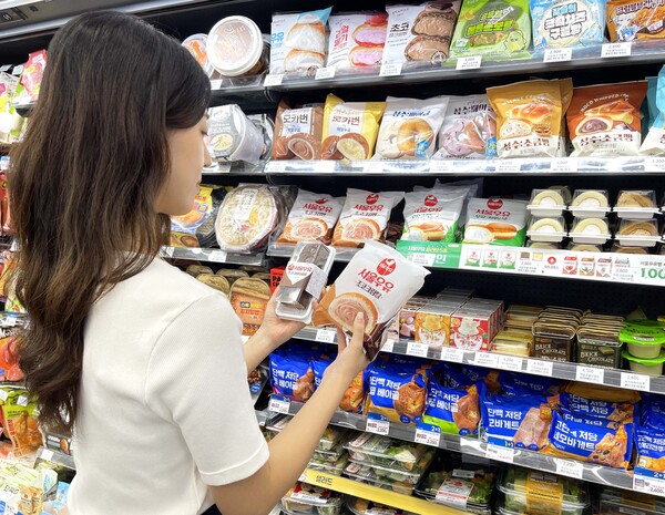 GS25가 서울우유 디저트 신규 라인업으로 ‘서울우유 초코크림빵’, ‘서울우유 초코크림모찌롤’을 선보인다 / 사진=GS리테일