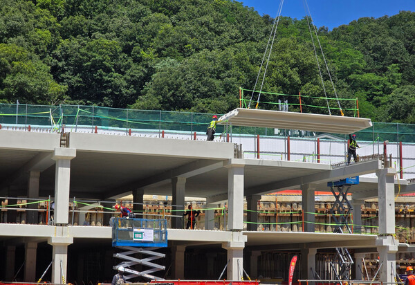 롯데건설이 공동주택 현장에서 PC 공법을 활용해 지하 주차장을 시공하고 있다 / 사진=롯데건설