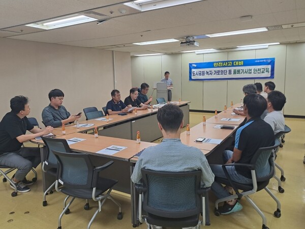 지난 19일 풀베기 유지관리업체 관계자들이 순천시 생태환경국 회의실에서 안전교육을 받고 있다 / 사진=순천시