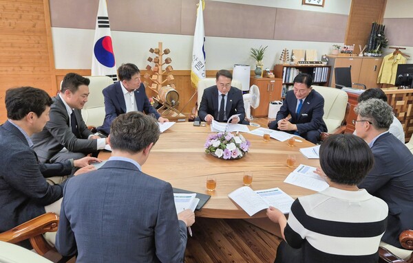 장성군이 22일 김인호 산림청장과 면담을 갖고, 국가사업 추진을 건의했다 / 사진 = 장성군