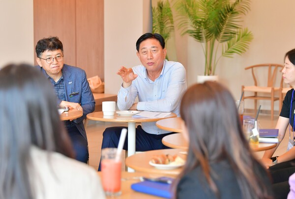 김한종 장성군수가 청년 공직자들과 차담을 나누고 있다 / 사진 = 장성군