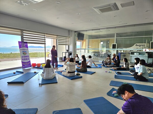 신안군 사회복지종사자들이 맞춤형 치유 프로그램에 참여하며 스트레스를 해소하고 있다. / 사진 = 신안군