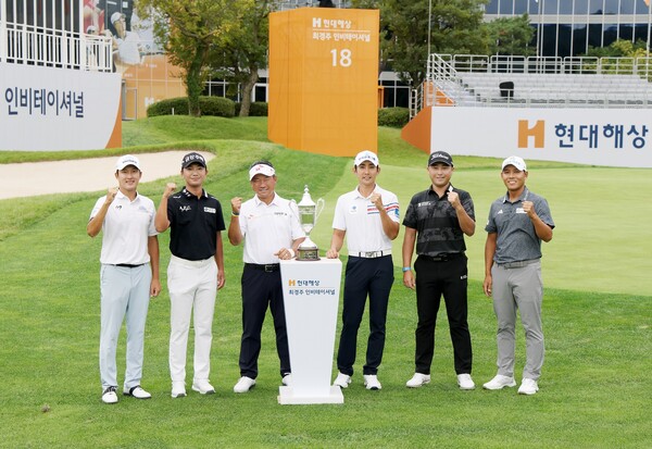 현대해상 최경주 인비테이셔널 대회가 열리는 페럼클럽 18번홀에서 열린 포토콜 행사에 참가한 김백준(왼쪽부터), 옥태훈, 최경주, 이수민, 이태훈, 문도엽 / 사진=현대해상