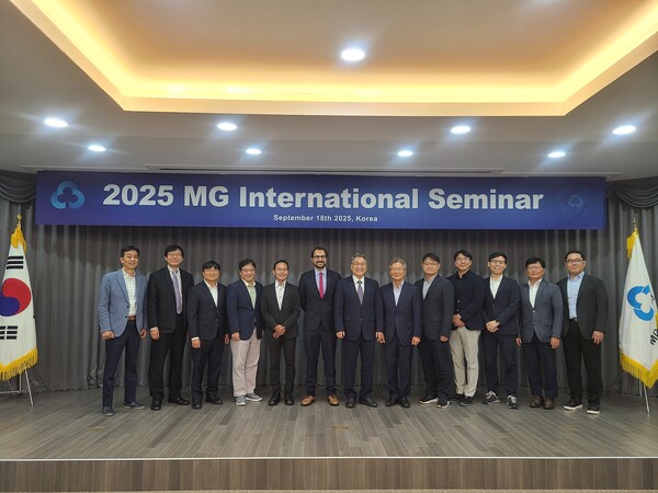 지난 18일 새마을금고 제주연수원에서 MG미래금융포럼 위원 및 MG금융연구소, 그 밖에 일본, 이탈리아, IFAD 등 해외 발표자들이 국제세미나 발표 및 토론을 마친 후 기념 촬영을 하고 있다. 사진 = 새마을금고중앙회