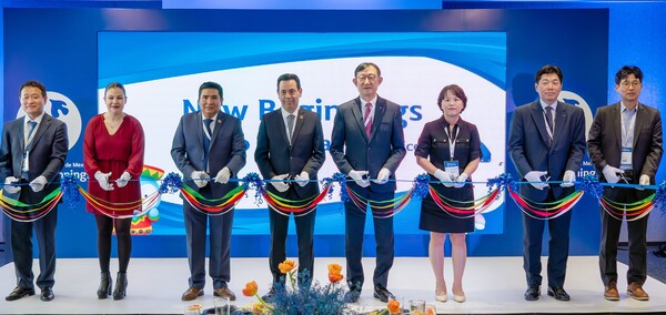 지난 24일(현지시간) 멕시코 멕시코시티 소재 뉴욕 라이프타워에서 진행된 현지법인 멕시코신한은행 확장이전 기념식에서 서승현 신한은행 글로벌사업그룹장(오른쪽 네번째), 씨로 안토니오 쎄레세도 바티스타 멕시코 금융감독원국장(오른쪽 다섯번째), 이상희 주멕시코대사관 총영사(오른쪽 세번째)가 행사 참석자들과 함께 테이프 커팅식을 하고 있다. 사진 = 신한은행