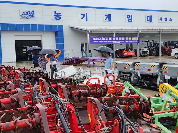 2025년 농업기계 불용물품 매각 물품 중에 구입하고 싶은 농기계 상태를 농업인들이 꼼꼼하게 살펴보고 있다. / 사진 = 신안군