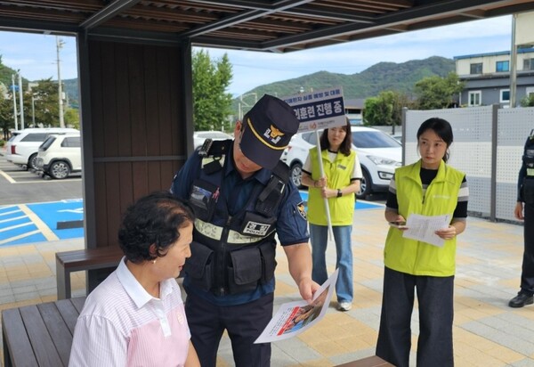 장성군과 경찰서, 소방서, 주민들이 22일 치매환자 실종 예방 및 대응 모의훈련을 실시했다 / 사진 = 장성군