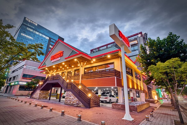 새롭게 단장한 아웃백 ‘광주상무점’ 매장 외부 전경 / 사진=다이닝브랜즈그룹