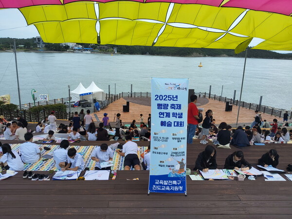 ‘진도 고속철도 추진위원회’ 명량대첩축제에서 홍보․서명운동 / 사진 = 진도군