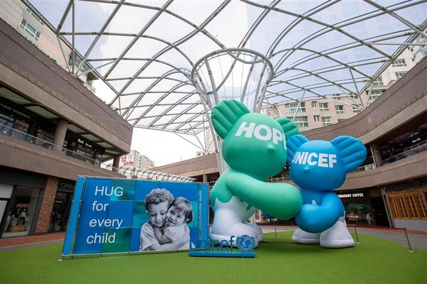 아브뉴프랑 광교가 유니세프와 함께 HUG 캠페인의 일환으로 ‘허그 포 에브리 차일드(HUG for every child)’ 전시를 개최하고 대형 베어벌룬 작품이 설치했다 / 사진=호반그룹