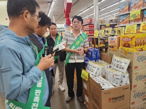 순천시 농특산물 수출업체 관계자들이 미국 LA 시온마켓 판촉 행사장에서 농가공식품을 적극 홍보하고 있다 / 사진=순천시
