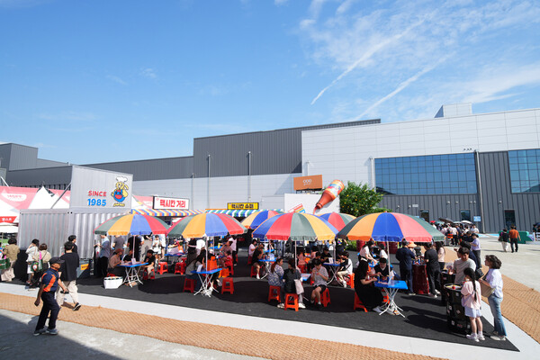 “익산 하림 퍼스트키친에서 열린 ‘NS푸드페스타 2025’, 요리경연대회와 전시·체험 프로그램에 관람객들의 발길이 이어졌다.” 하림 맥시칸 부스의 관람객들 / 사진=NS홈쇼핑