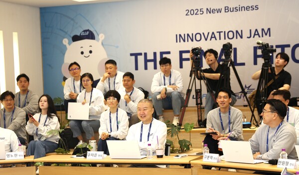 9월 26일, 안양 LS타워에서 개최된 LS Future Day에서 구자은 LS그룹 회장(하단 가운데)이 신사업 아이디어 분야에 멘토로서 참여해 발표를 듣고 있다 / 사진=LS그룹