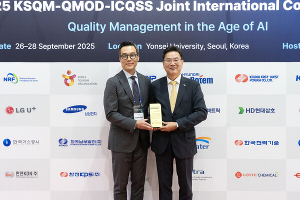지난 27일 조규출(오른쪽) 현대로템 품질본부장(상무)이 ‘2025 지속가능경영품질대상’을 수상한 후 박희준 한국품질경영학회장과 기념촬영을 하고 있다. / 사진=현대로템