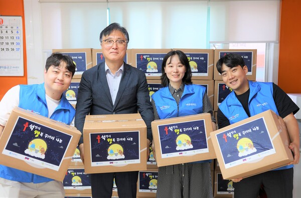 창신2동 남성현 동장(왼쪽 두 번째)과 우리카드 임직원이 행복 꾸러미 전달에 함께했다 / 사진=우리카드