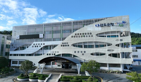 완도군청 청사 / 사진 = 완도군