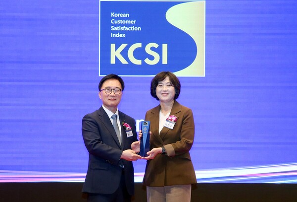 30일 서울시 중구 소재 신라호텔에서 진행된 2025 한국산업의 고객만족도(KCSI) 수상식에서 박현주 신한은행 소비자보호그룹장(오른쪽)과 한수희 한국능률협회컨설팅 대표이사가 기념촬영을 하고 있다. 사진=신한은행