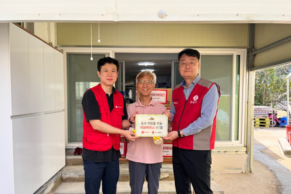 롯데건설 윤수준 영남지사장(오른쪽 첫번째)과 세이브더칠드런 노성훈 남부지역본부장(오른쪽 세번째)이 ‘꿈과 희망의 러브하우스’ 현판을 전달하고 있다 / 사진=롯데건설