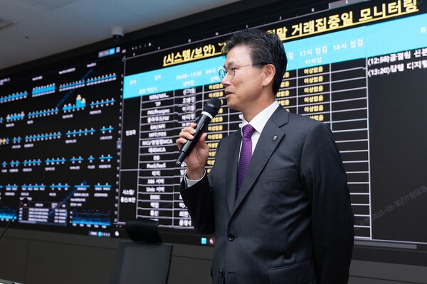 강태영 농협은행장이 지난 30일 경기 의왕 통합 IT센터를 찾아 비상대응체계 및 안전시스템을 긴급 점검했다. 사진 = NH농협은행