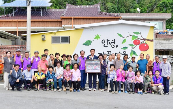 장성군이 장성형 복지 모델 추진으로 주목받고 있다. 남면 자풍마을을 찾은 김한종 군수 / 사진 = 장성군