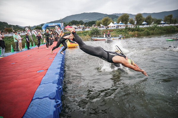 세계 철인들의 도전 구례서 빛났다) 수영 / 사진=구례군