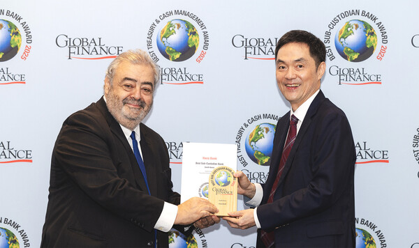 권우철 하나은행 수탁영업부 팀장(왼쪽 두번째)이 안드레아 피아노 글로벌파이낸스지 편집자와 기념 촬영을 하고 있다. 사진 = 하나은행