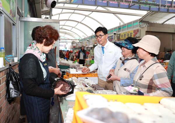 보성군, 추석맞이 전통시장 장보기 행사 추진_2일 녹차골보성향토시장에서 김철우 보성군수를 비롯해 보성군의회 의원, 관내 기관·단체 관계자, 공직자 등 300여 명이 참여해 제수와 지역 특산물을 구매하며 상인들을 격려했다 / 사진=보성군
