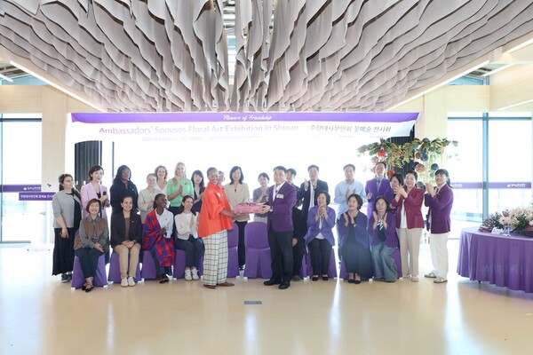 김대인 신안군수 권한대행과 존밋첼 네덜란드 대사 부인의 선물 교환 / 사진=신안군