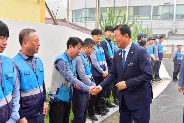 김한종 장성군수가 추석 인사를 나누고 있다 / 사진=장성군