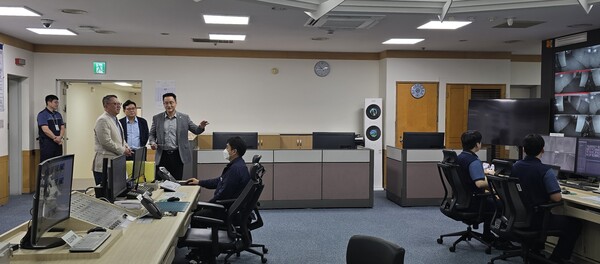 정진완 우리은행장이 6일 서울 중구에 소재한 우리은행 본점 관제실을 방문해 비상근무 인력들을 격려하고, 연휴기간 전산 및 고객응대 시스템의 안정적 운영상황을 점검했다. / 사진=우리은행