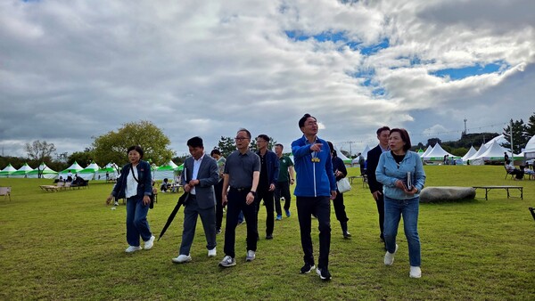 3윤병태 시장이 부서장들과 함께 축제장 곳곳의 안전과 운영 등 전반적인 현황을 꼼꼼히 점검했다 / 사진=나주시