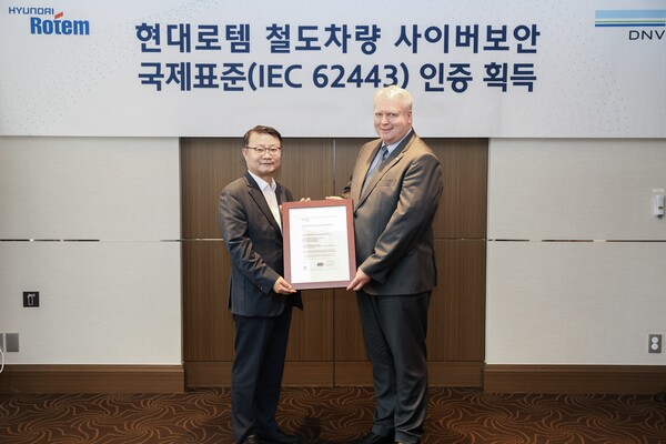 이원상(왼쪽) 현대로템 RS기술리더와 비달 도로넨(Vidar Dolonen) DNV 명예영사가 제품 인증서를 들고 기념촬영을 하고 있다. / 사진=현대로템