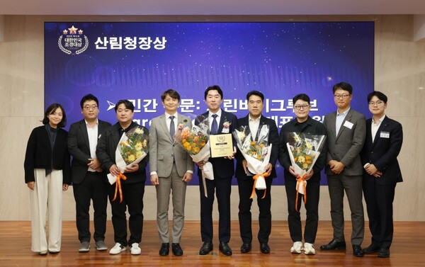 홍상균 롯데건설 디자인연구소장(가운데)이 ‘2025 대한민국 조경대상’ 시상식에서 수상 후 기념촬영을 하고 있다 / 사진=롯데건설