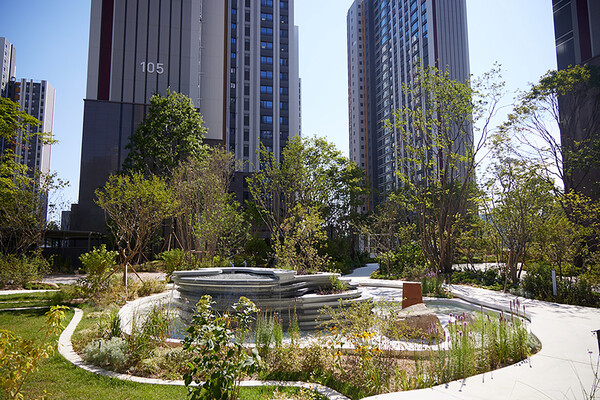 ‘그린바이그루브(GREEN X GROOVE)’ 정원 전경 / 사진=롯데건설