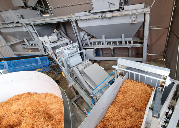 PET 섬유복합체 혼합 과정 및 숏크리트 시공 모습/ 사진=DL건설