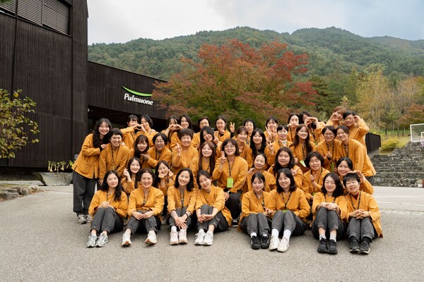 '스테이풀무원' 가을 프로그램에 참가한 모녀 고객들이 기념 촬영을 하고 있다. / 사진=풀무원