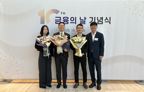 지난 27일 여의도 FKI타워에서 개최된 제10회 금융의 날 행사에서 농협은행 박내춘 개인디지털부문 부행장(우측) 및 수상자들이 기념촬영을 하고 있다. / 사진=NH농협은행
