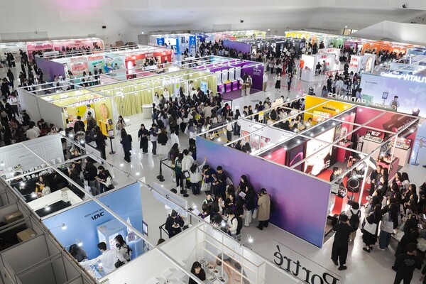 컬리뷰티페스타 2025 현장에 관람객이  다양한 체험을 하고 있다. 사진=컬리