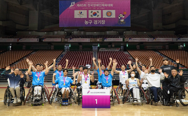 코웨이 블루휠스 휠체어농구단이 ‘제45회 전국장애인체육대회’ 휠체어농구 남자부 우승을 차지했다. 코웨이 블루휠스 선수들과 관계자들이 기념촬영을 하고 있다. / 사진=코웨이
