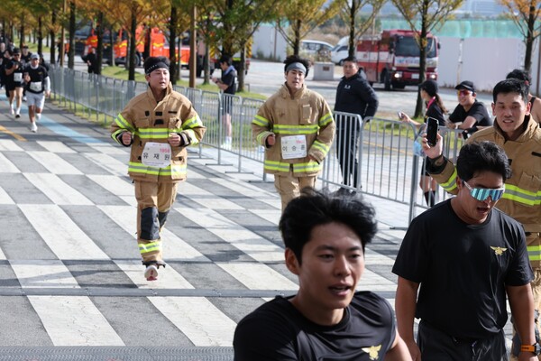 순직소방관 추모 마라톤 '119메모리얼런' 참가자들이 질주하고 있다. 사진=LG유플러스