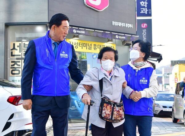 김한종 장성군수(좌측)가 어르신을 병원까지 모셔다 드리는 병원 동행 서비스 일손을 거들고 있다. 사진=장성군