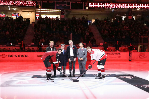 경기 시작 전, 정인화 광양시장과 에릭 우드워드 랭리타운십 시장은 중앙 무대에 올라 ‘공동 퍽 드랍(Joint Puck Drop)’ 세리머니 / 사진 = 광양시