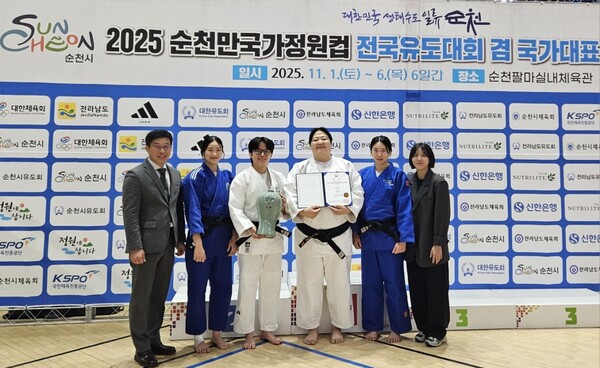 지난 3일 순천시청 유도팀은 2025 순천만국가정원컵 전국유도대회에서 단체전 금메달 수상 기념사진을 촬영하고 있다(좌측부터 김양호 감독, 신채원, 김지정, 신지영, 이윤선, 박다솔 선수) / 사진 = 순천시