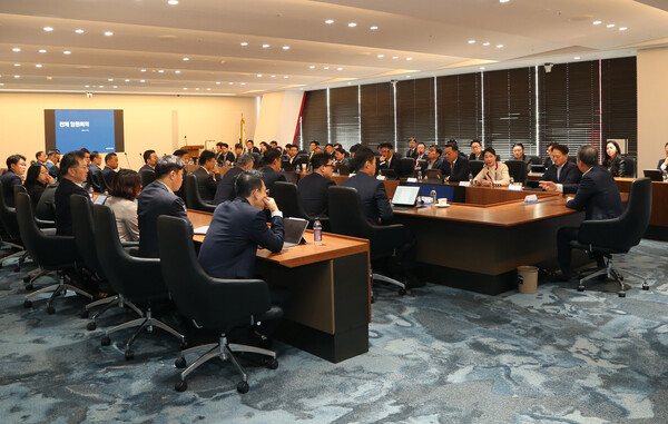 NH투자증권은 4일 오전 전체 임원회의를 개최했다. 임원 50여명은 이번 사건에 대해 심각성을 공유하고 임직원 윤리의식 제고 및 준법경영 강화 등 윤리경영 내재화를 다짐했다. / 사진=NH투자증권