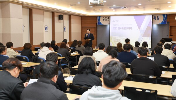 신우철 완도군수가 한국수산벤처대학생들을 대상으로 특강을 하는 모습 / 사진=완도군